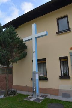 Nande Podjed je ob svoji hiši postavil velik križ po vzoru dozulejskega v Franciji.